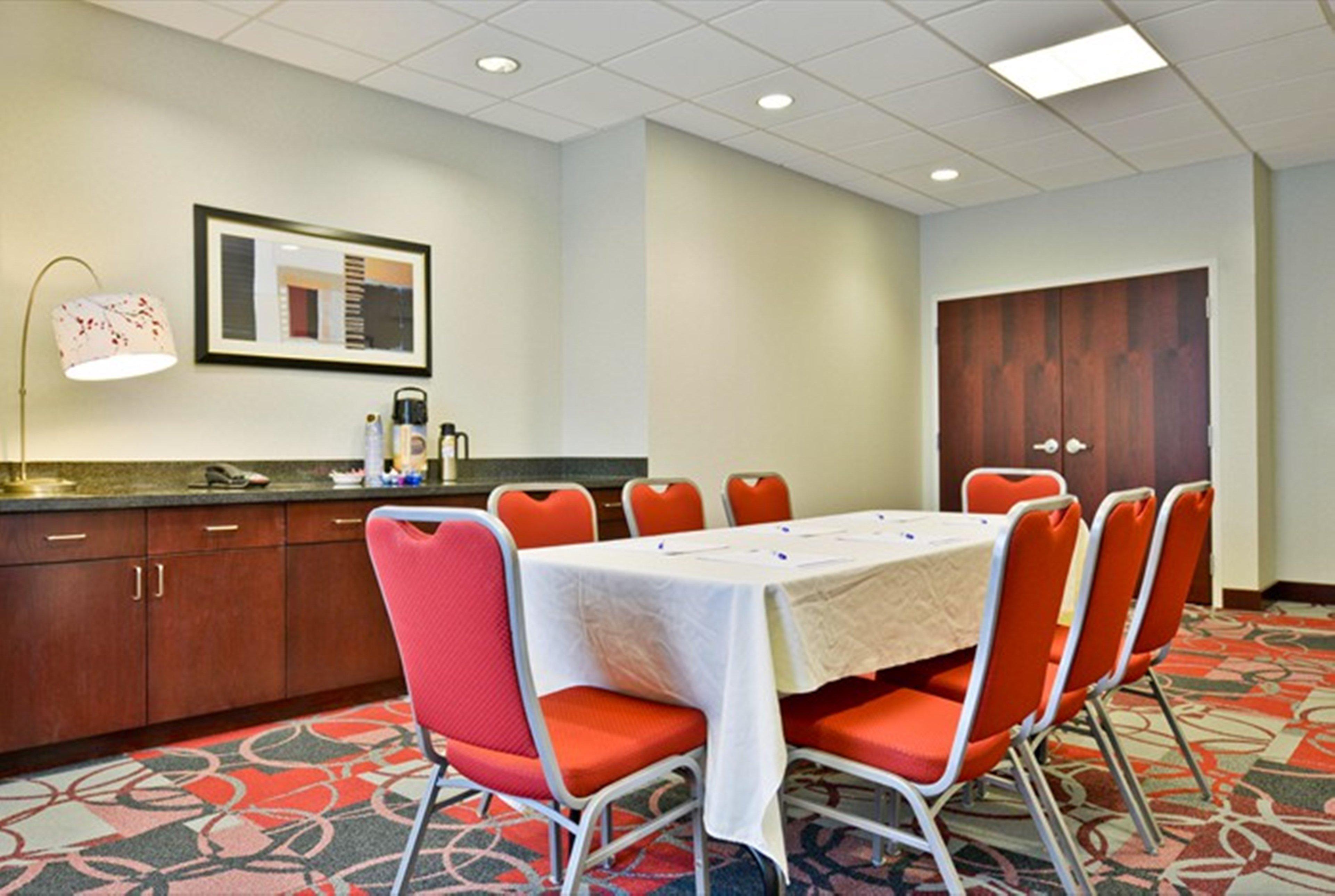 Holiday Inn Express & Suites Utica By Ihg Бизнес фото