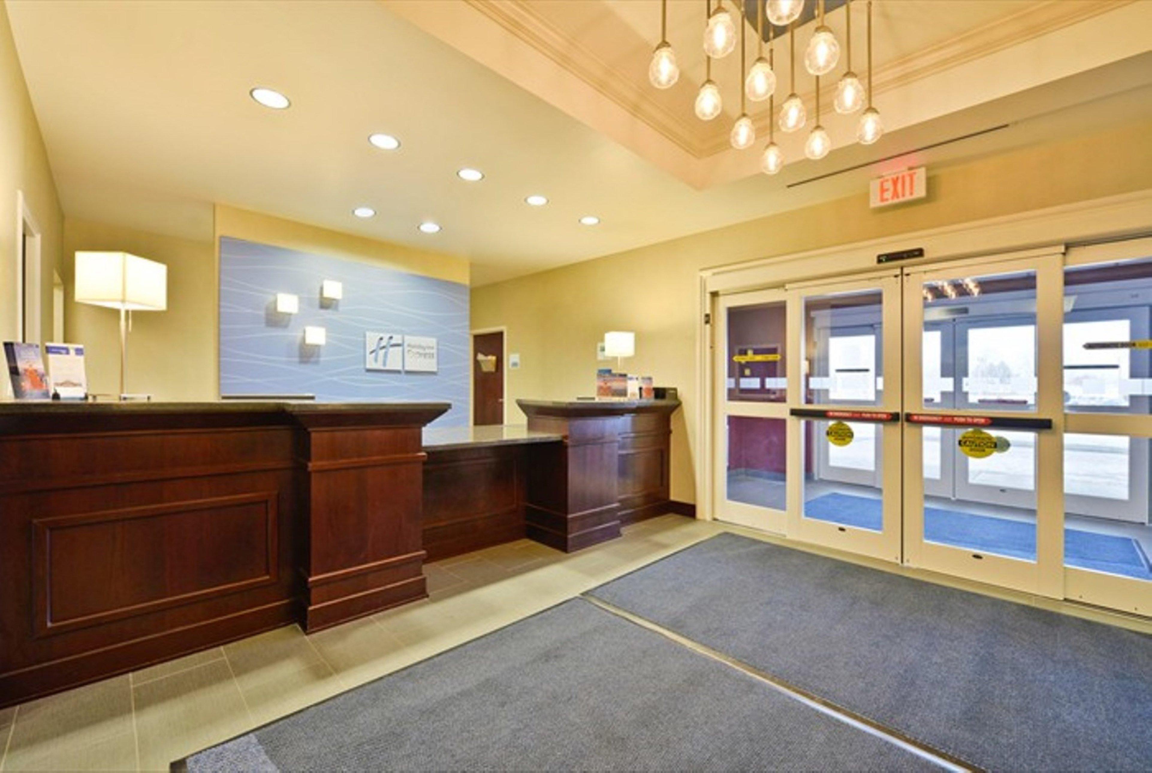Holiday Inn Express & Suites Utica By Ihg Экстерьер фото