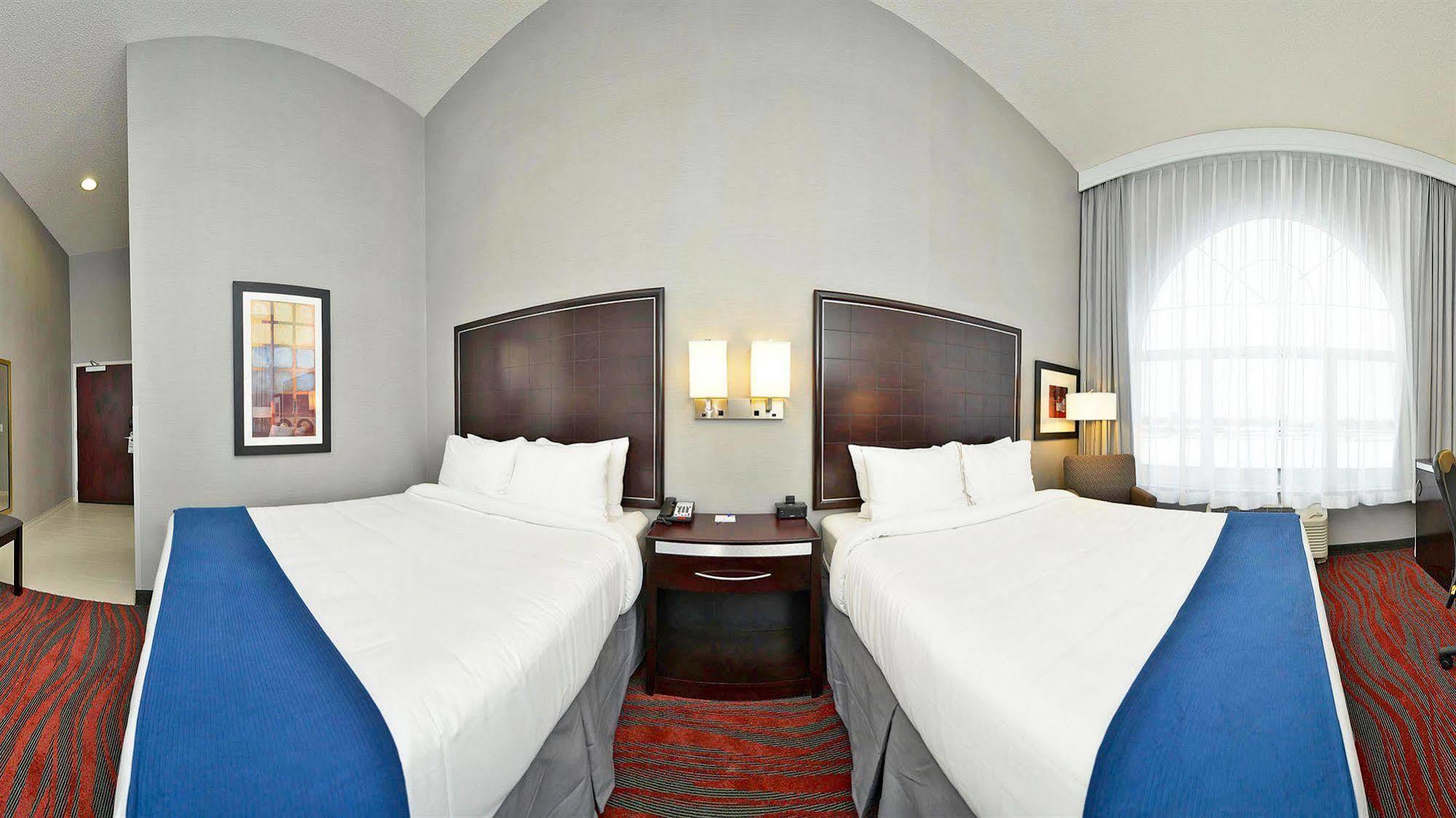 Holiday Inn Express & Suites Utica By Ihg Экстерьер фото