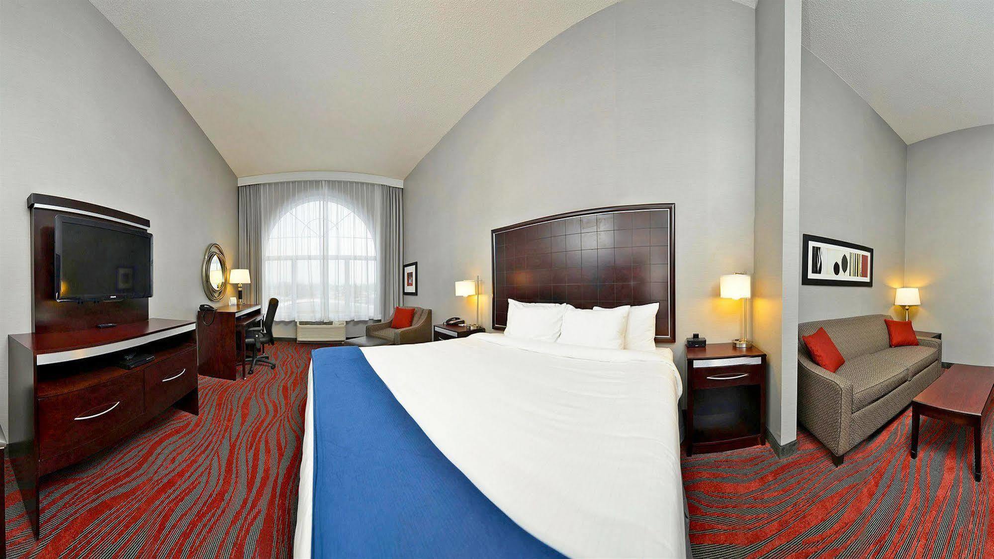 Holiday Inn Express & Suites Utica By Ihg Экстерьер фото